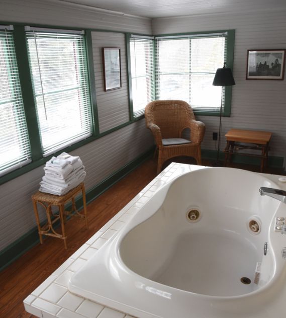 Lakeside Inn - Web Listing (newer photo)